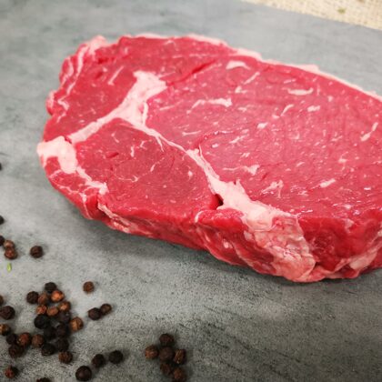 Ribeye (Antrekots) steiks bez kaula, šķēlēs vai vesels gabals. Gatavināts 50-70 dienas.